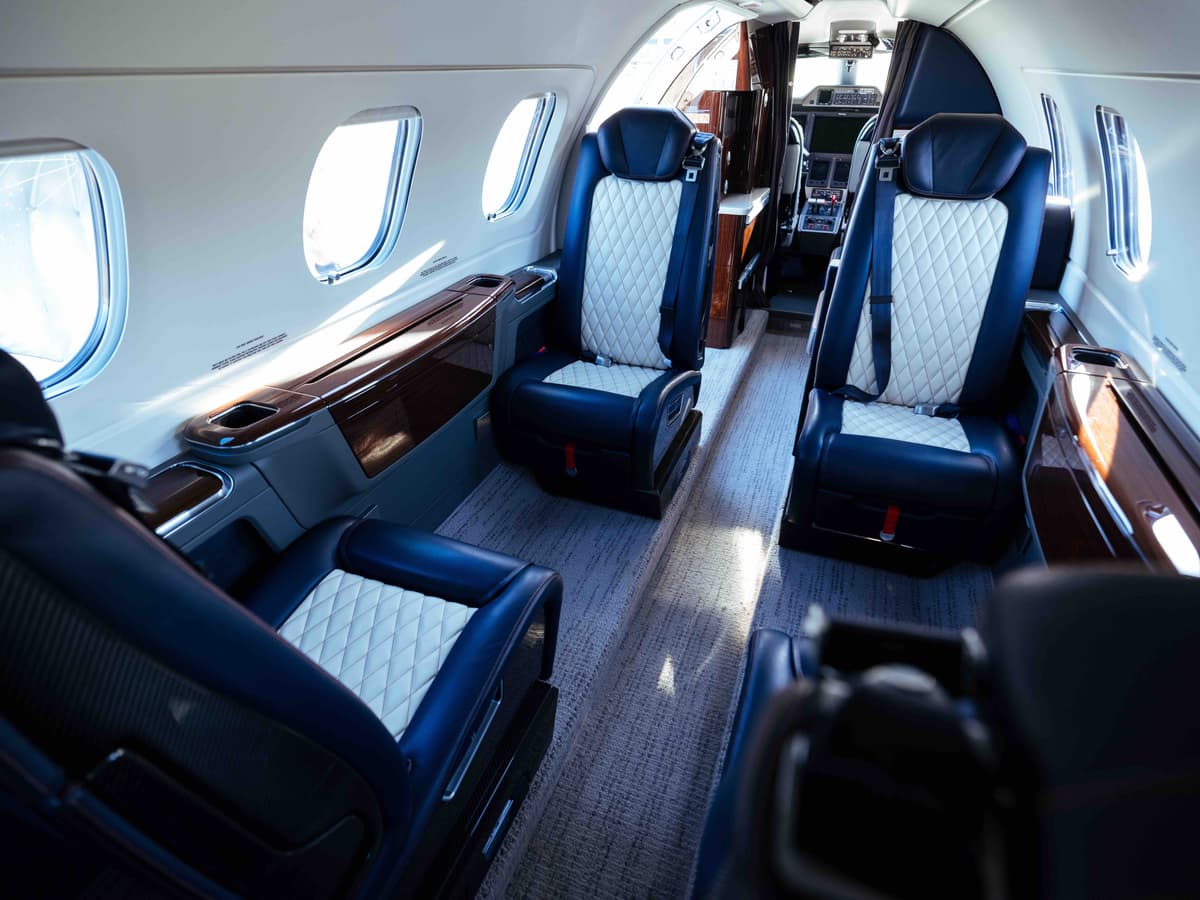 Embraer Phenom 300 2-EMBR