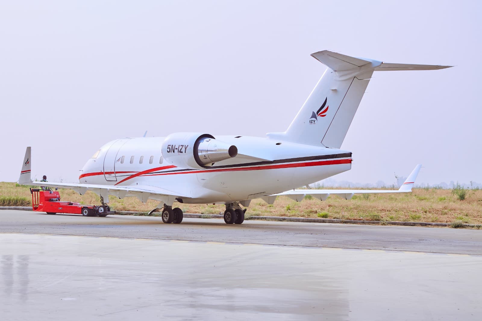 Challenger 604 5N-IZY