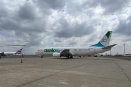 Boeing 737-300 5Y-KQB