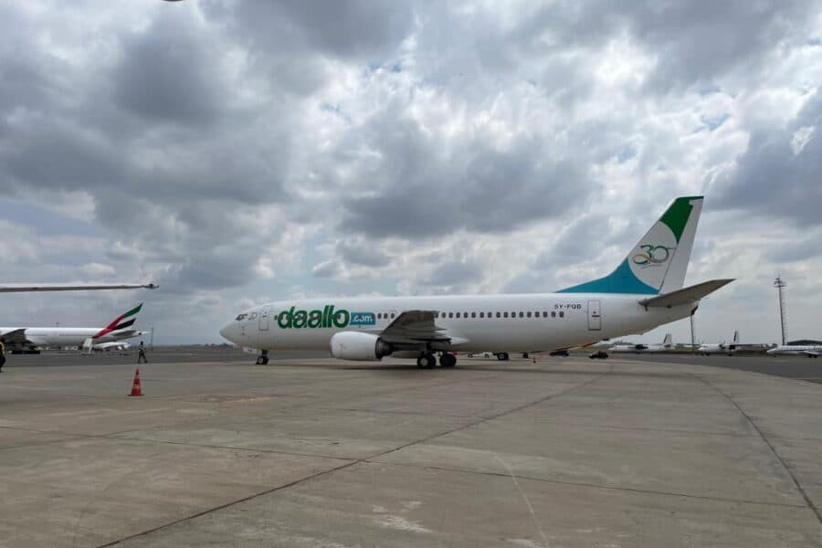 Boeing 737-300 5Y-KQB