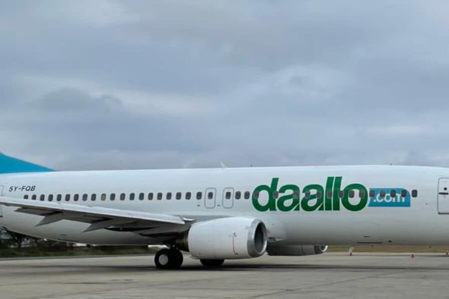 Boeing 737-300 5Y-KQB
