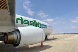 Boeing 737-300 5Y-KQB