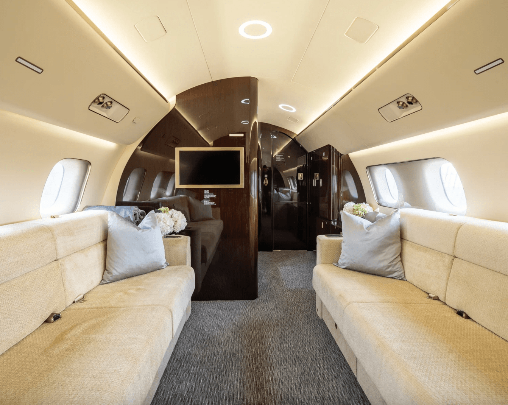 Embraer Lineage 1000 9H-DEE