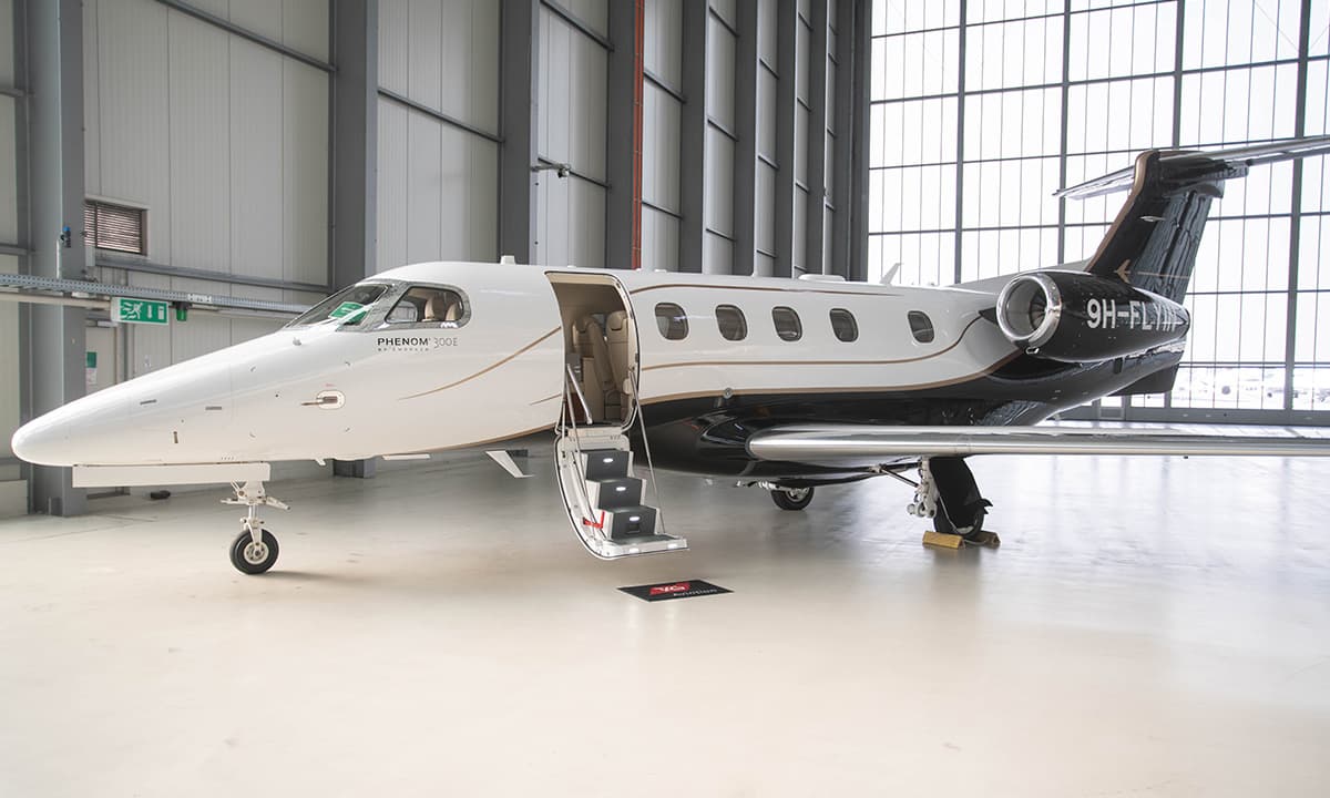 Embraer Phenom 300E 9H-FLYIN
