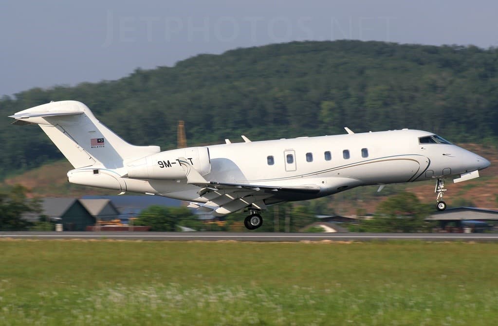 Challenger 300 9M-TST