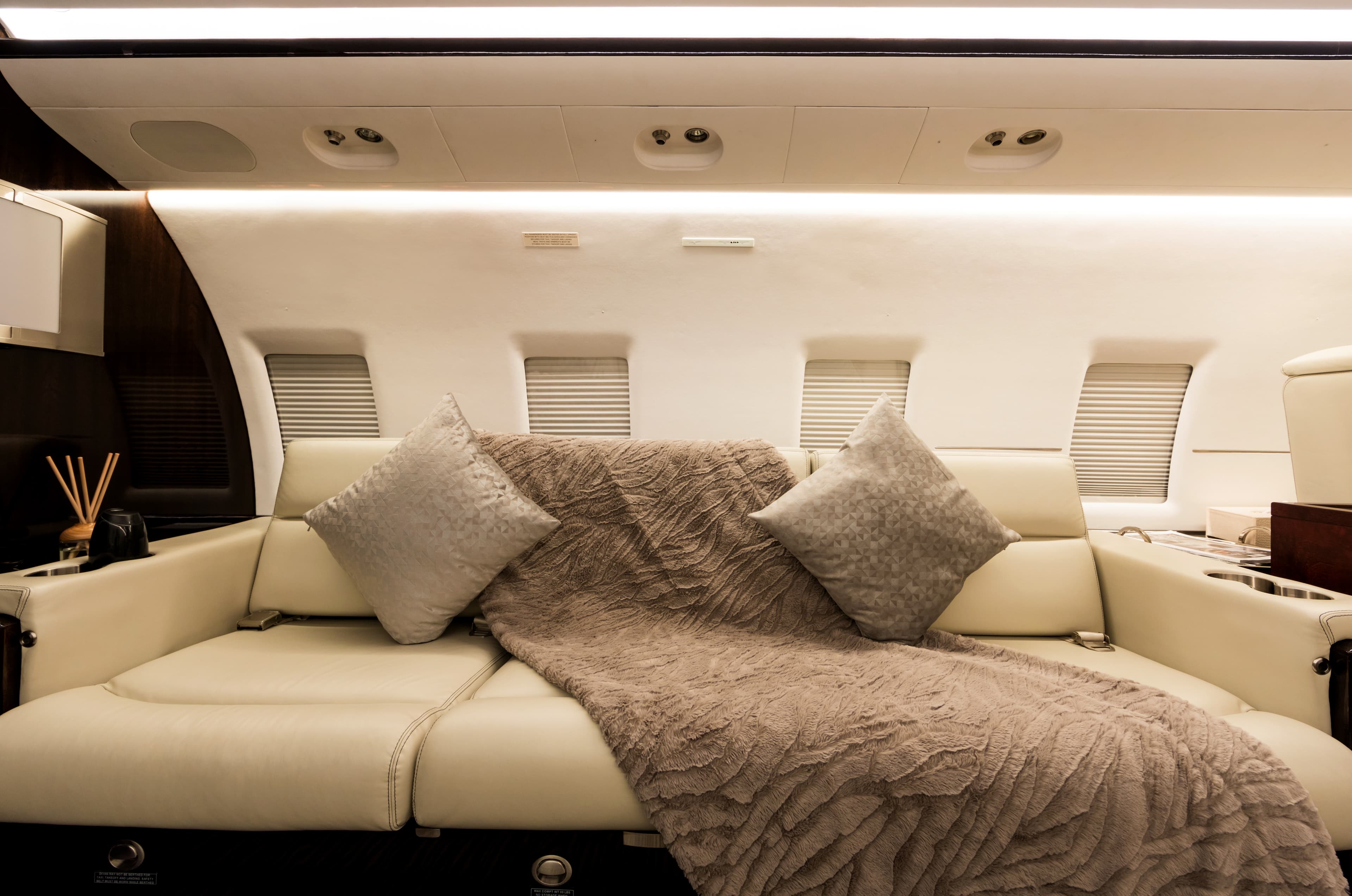 Challenger 604 A6-RAS