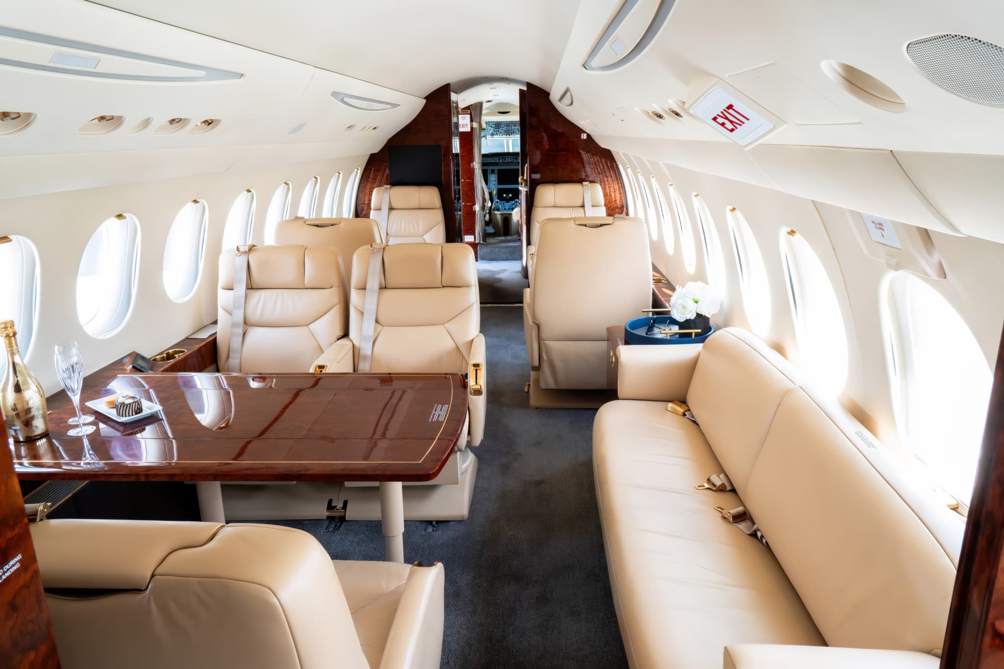 Falcon 7X C-FAWZ