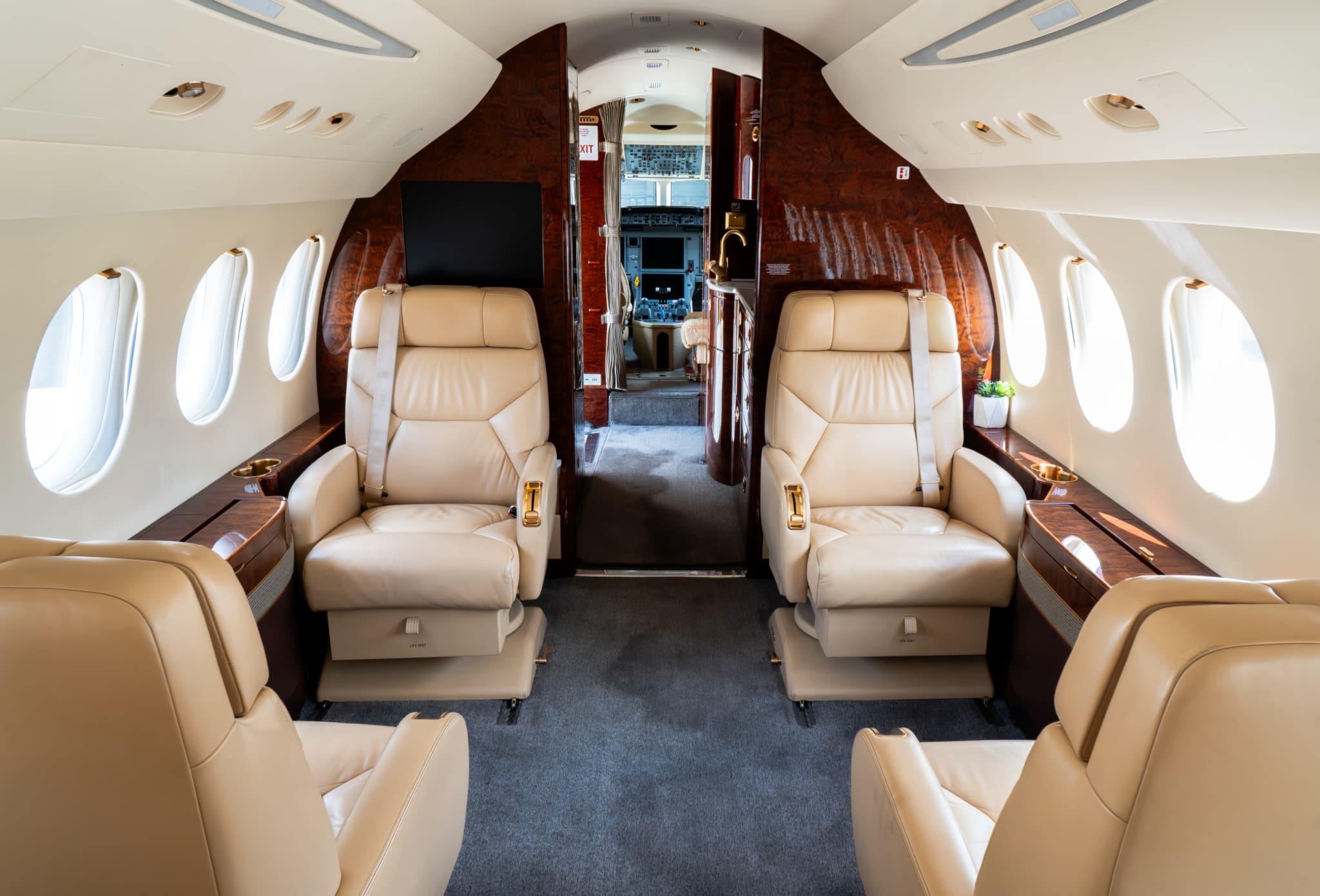 Falcon 7X C-FAWZ