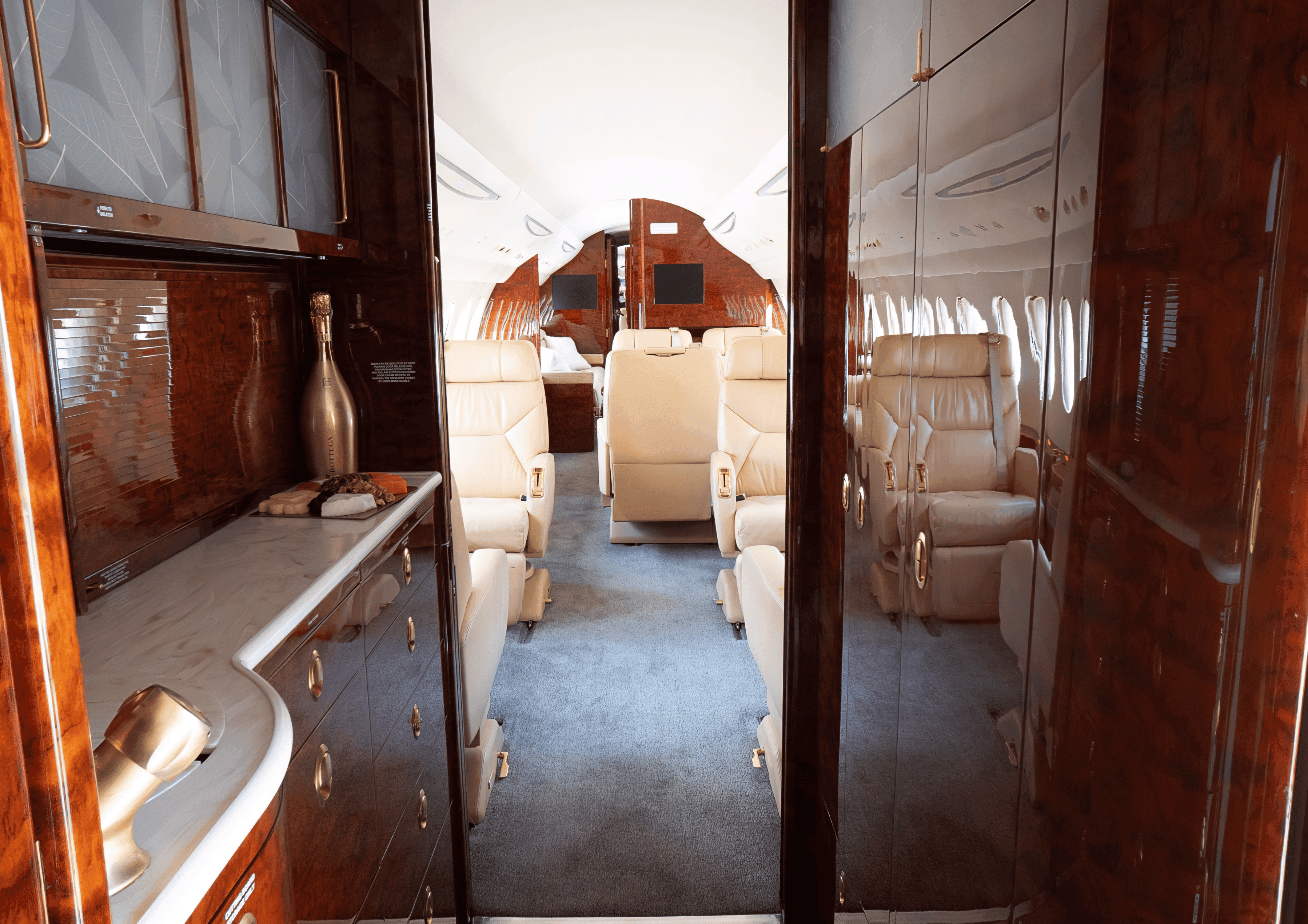 Falcon 7X C-FAWZ