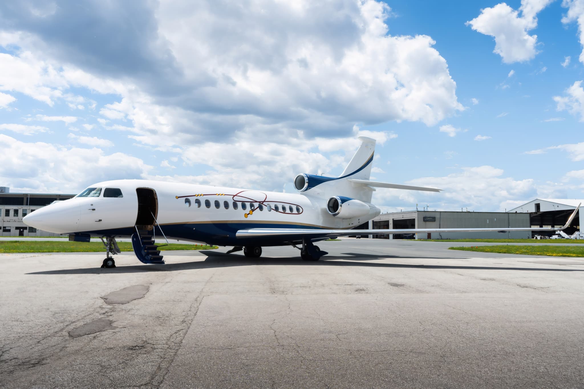 Falcon 7X C-FAWZ