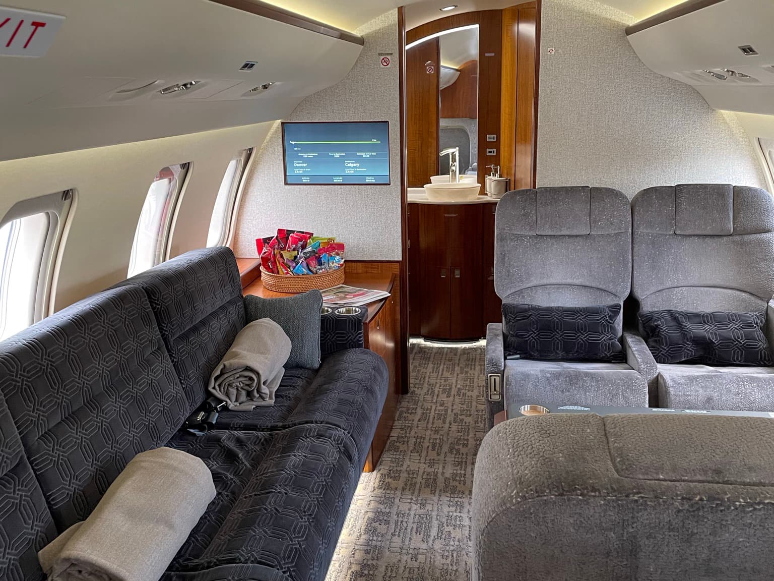 Challenger 605 C-FBJF