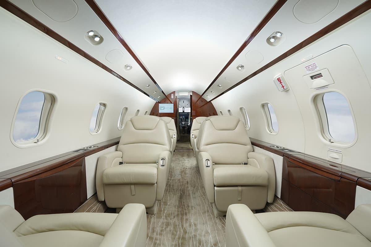 Challenger 300 C-FWUT