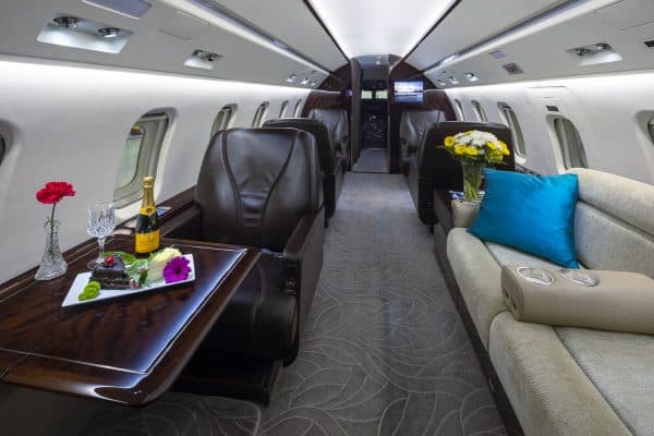 Challenger 604 C-GKGN