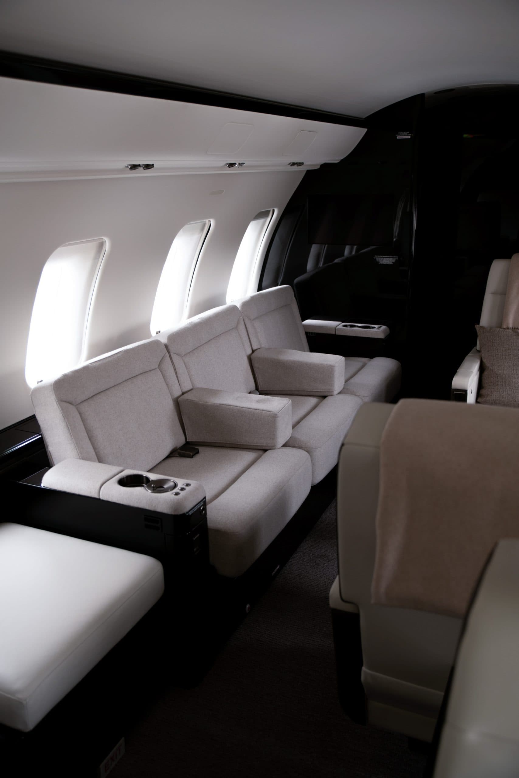 Challenger 605 C-GODB