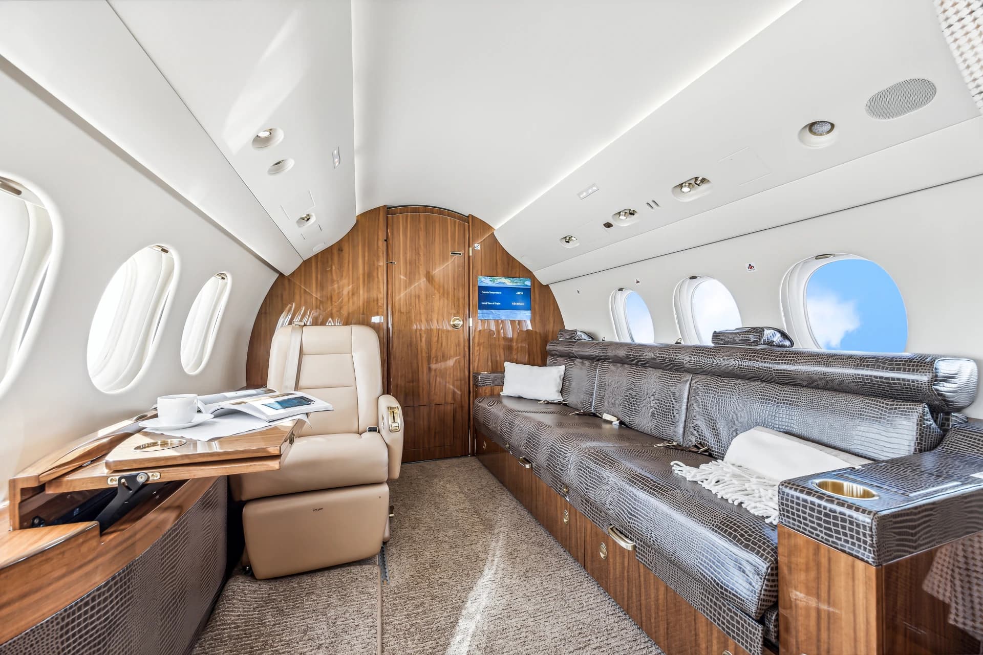 Falcon 7X C-GOFJ