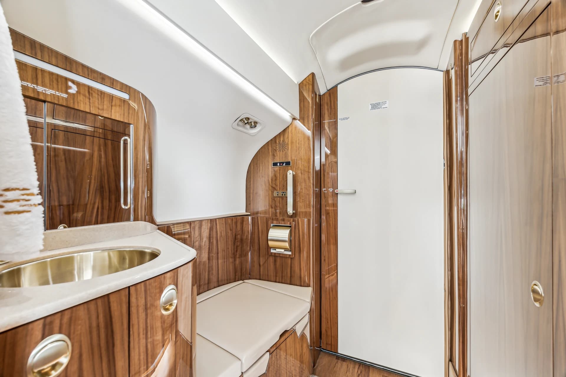 Falcon 7X C-GOFJ