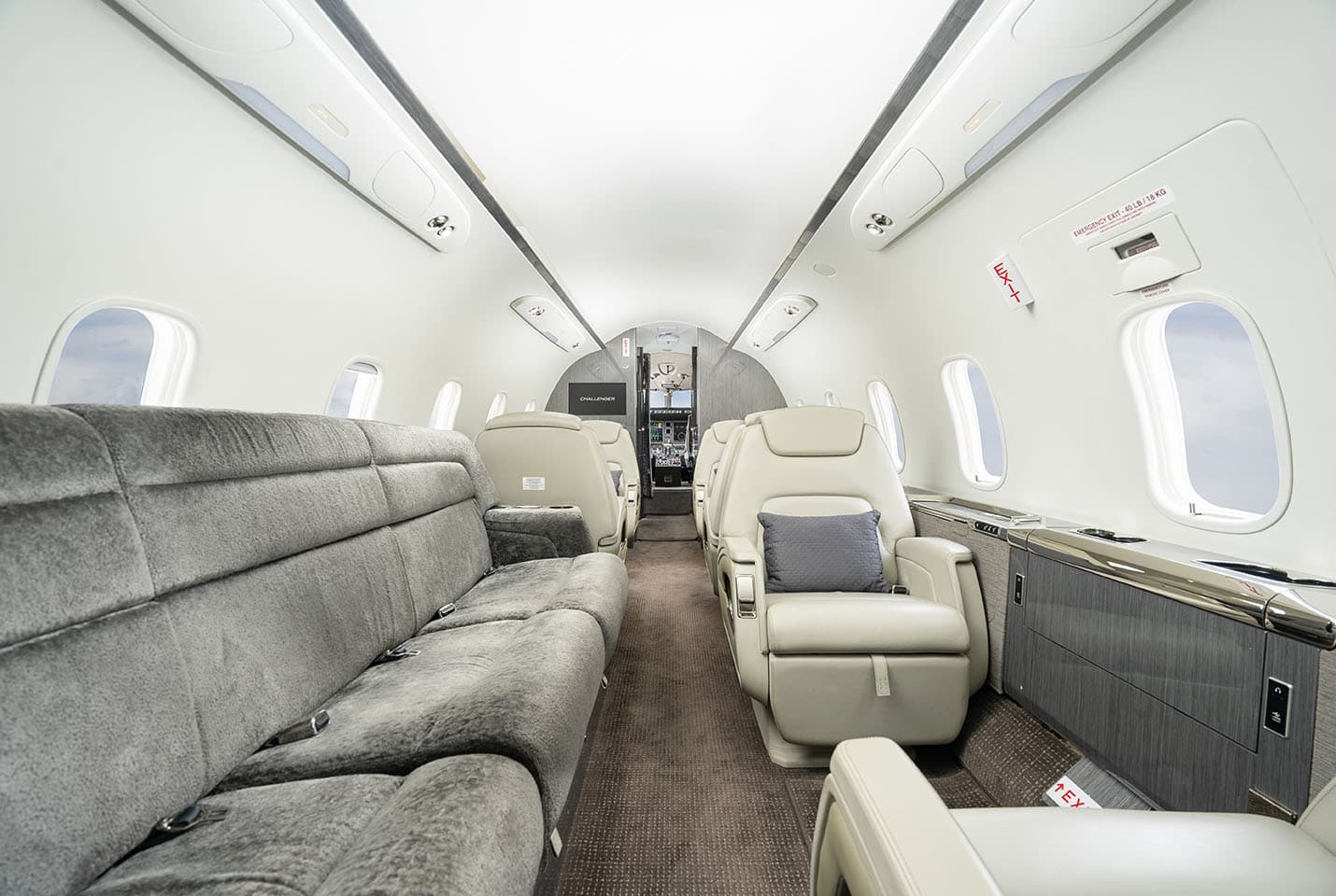 Challenger 350 C-GTPJ