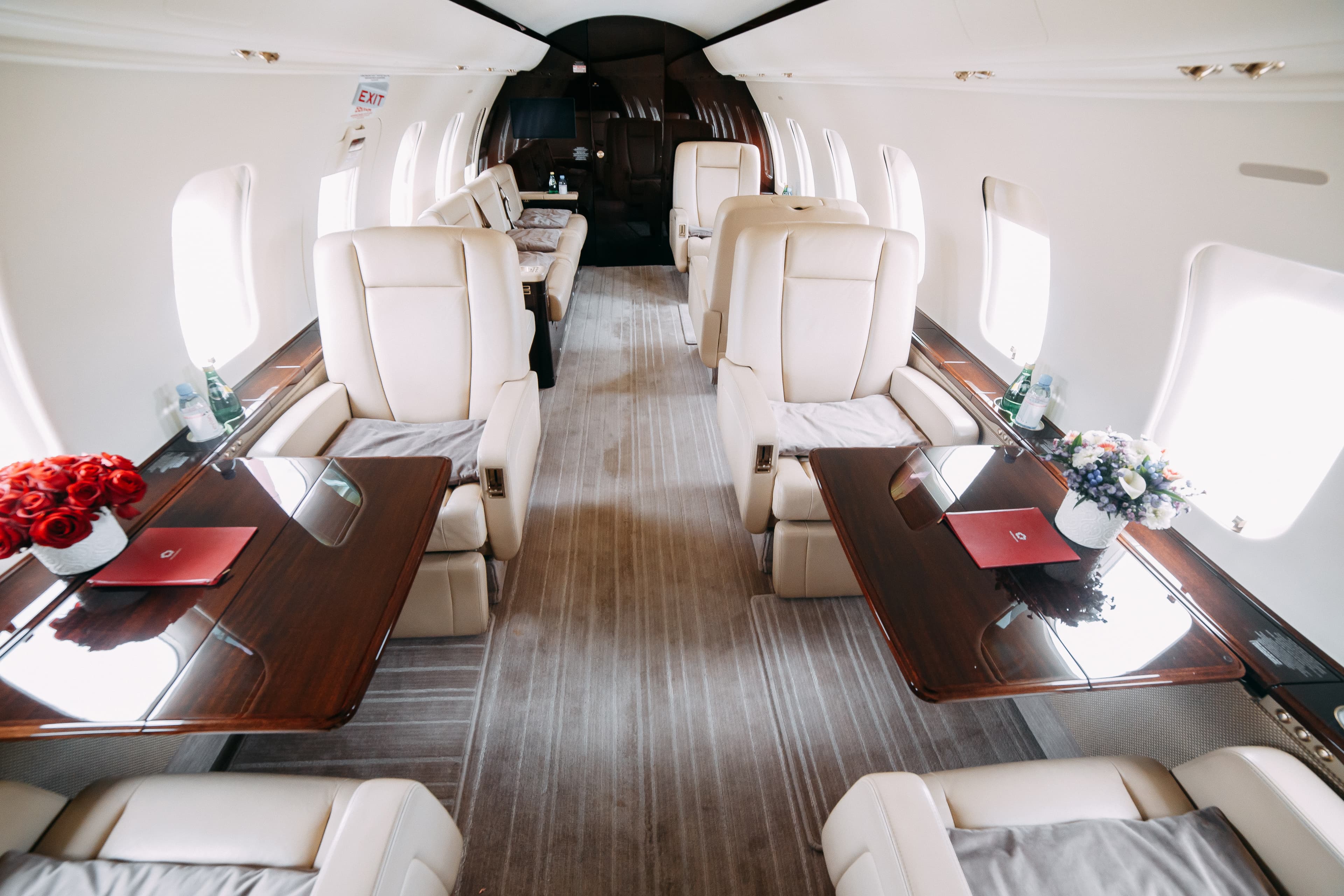 Challenger 605 EI-TAT