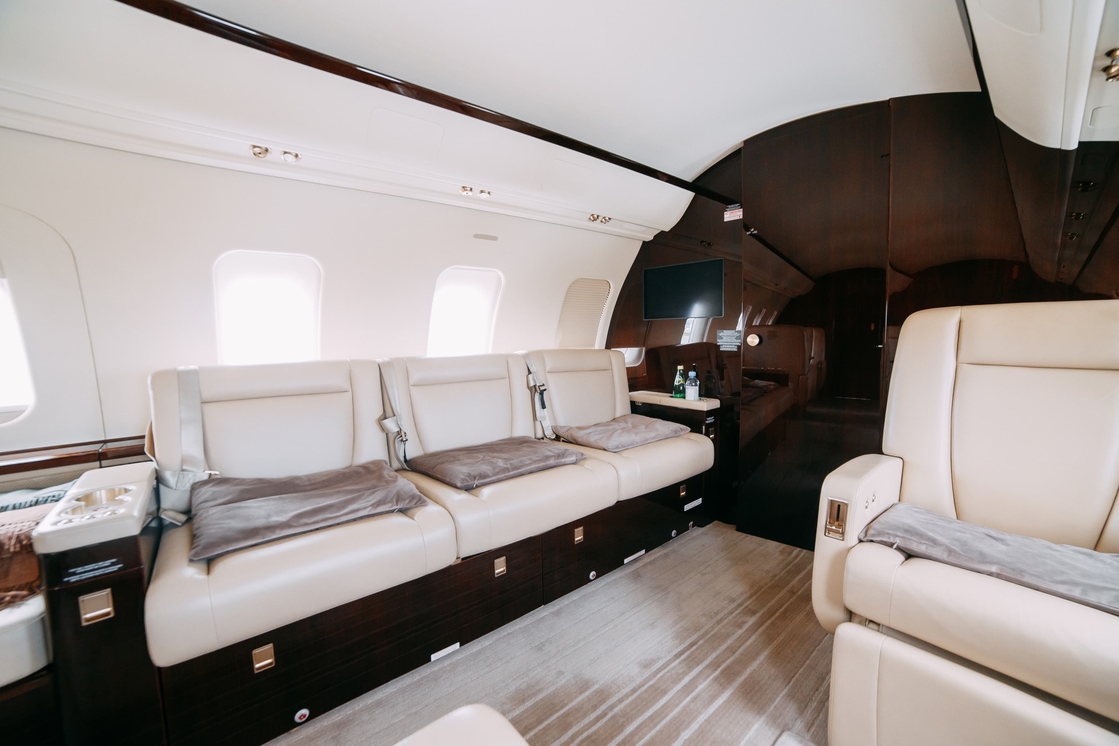 Challenger 605 EI-TAT