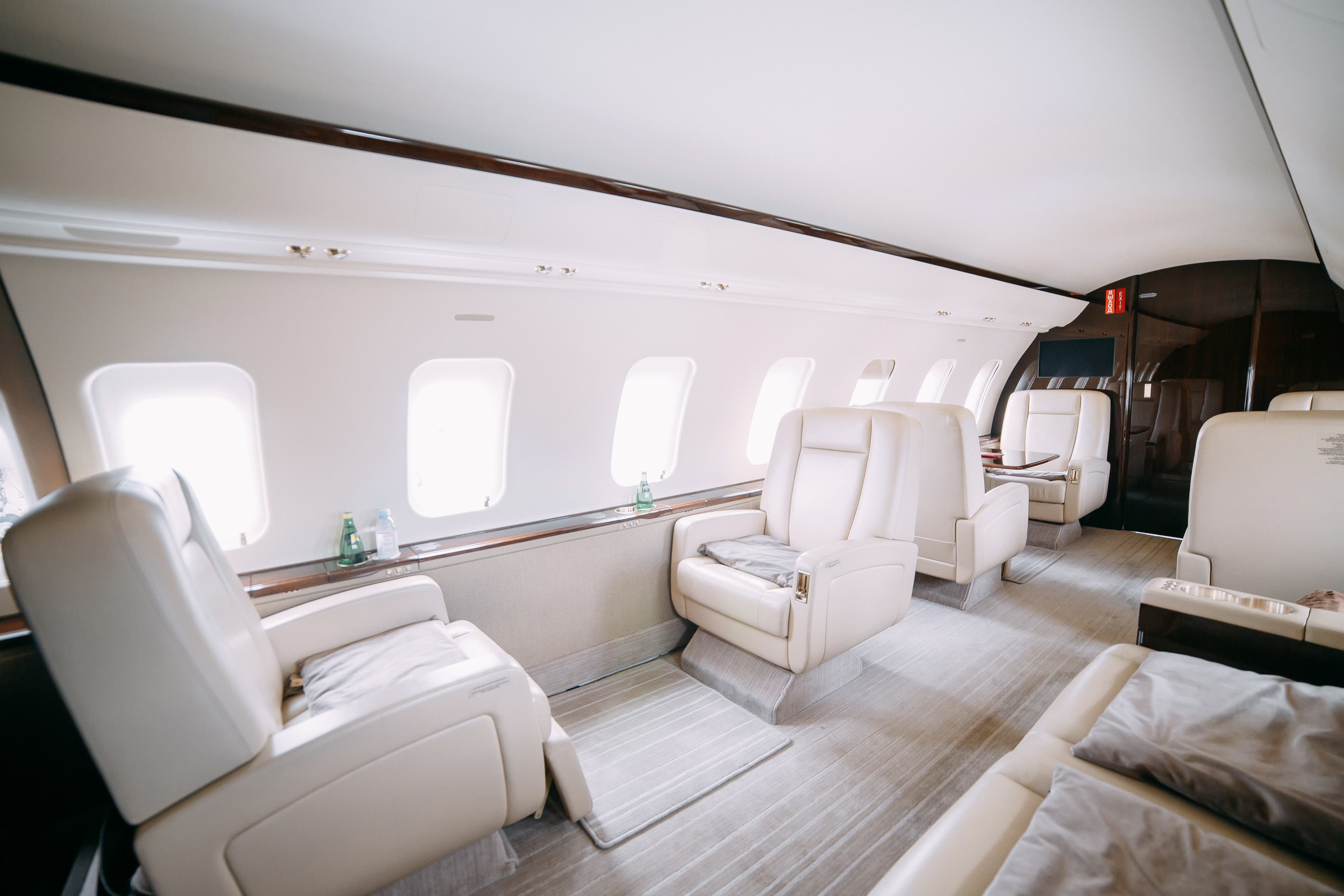 Challenger 605 EI-TAT