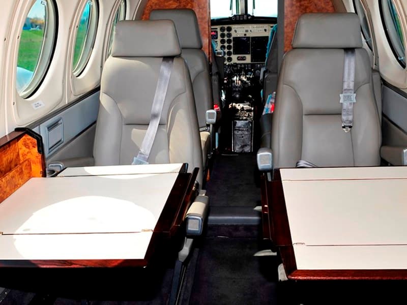 Beechcraft King Air 200 G-FLYW