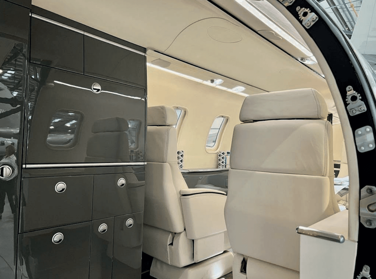 Learjet 40 G-UXLA