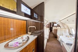 Challenger 604 HB-JRQ