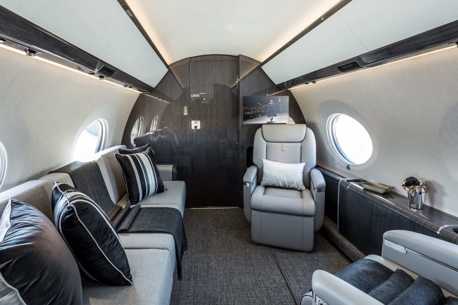 Gulfstream G650ER LX-ICE