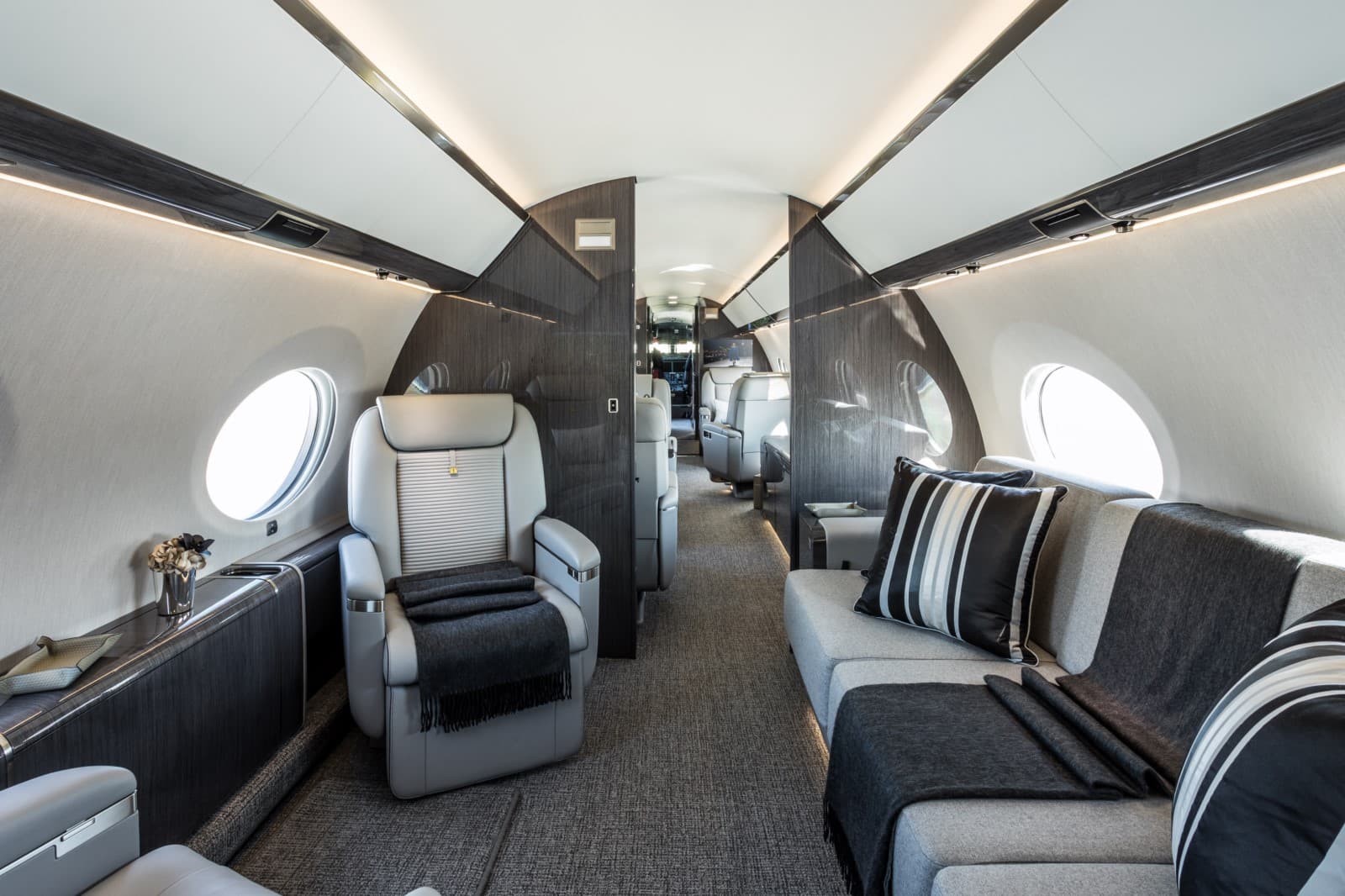Gulfstream G650ER LX-ICE