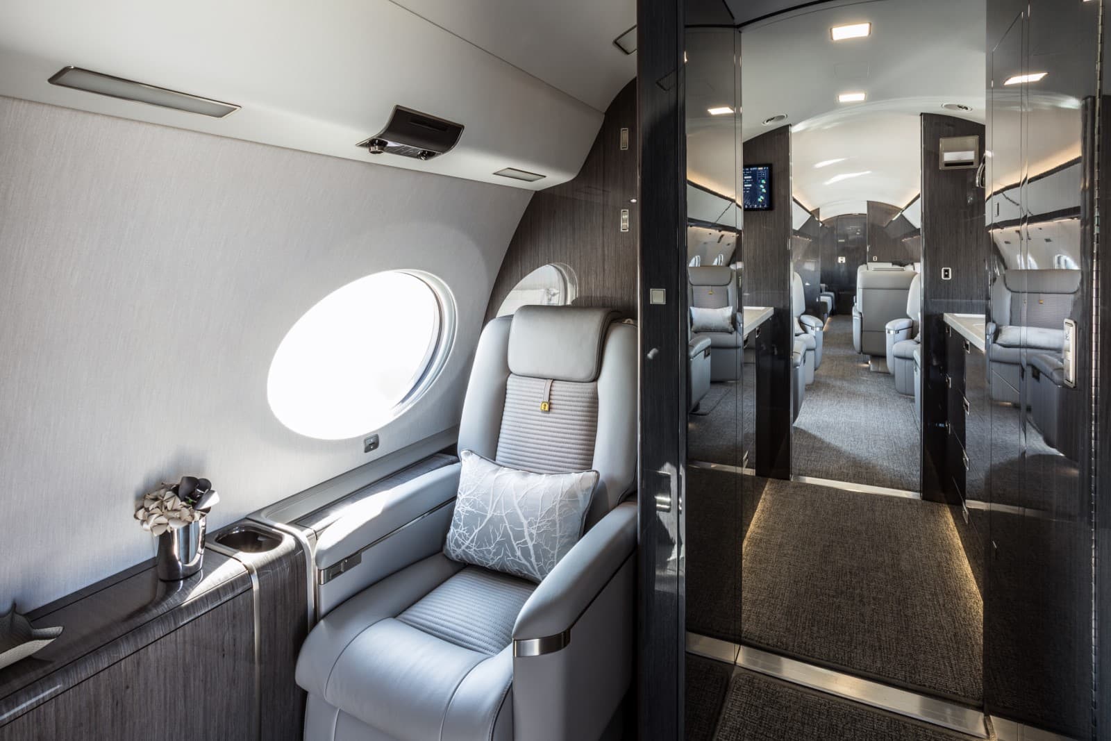 Gulfstream G650ER LX-ICE