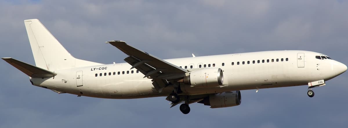 Boeing 737-400 LY-CGC