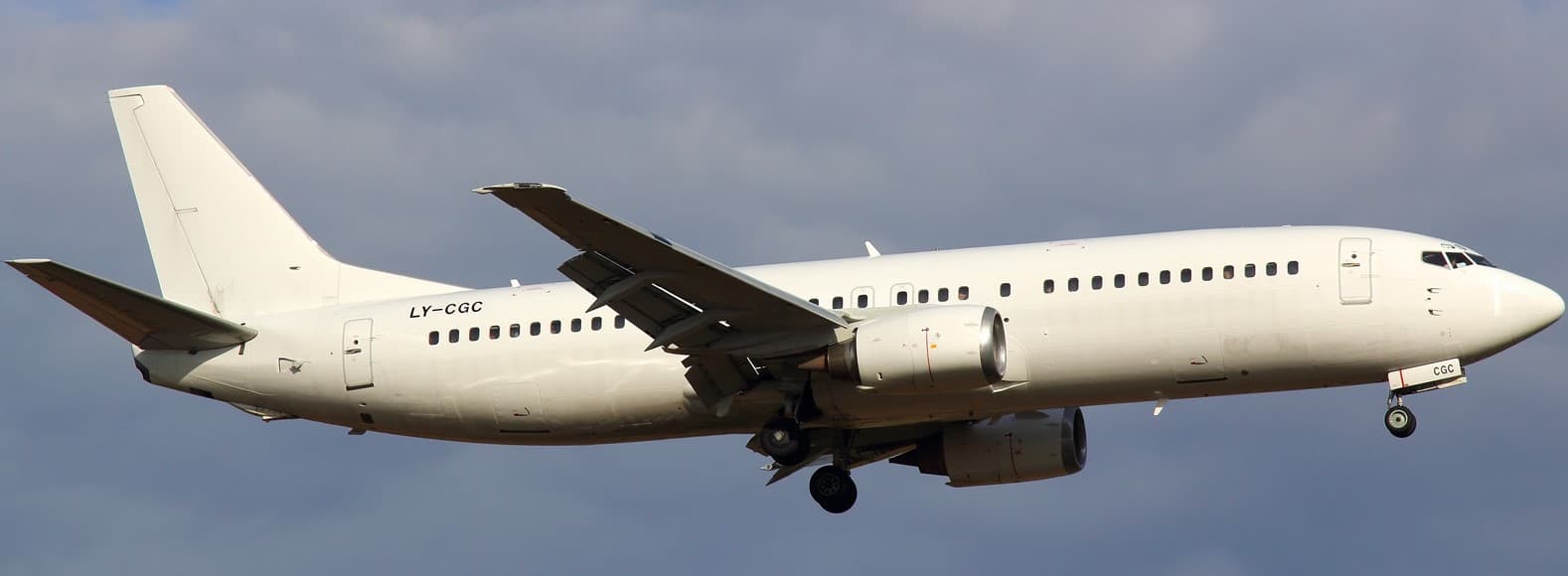 Boeing 737-400 LY-CGC