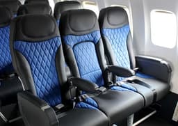 Boeing 737-500 LY-FLT