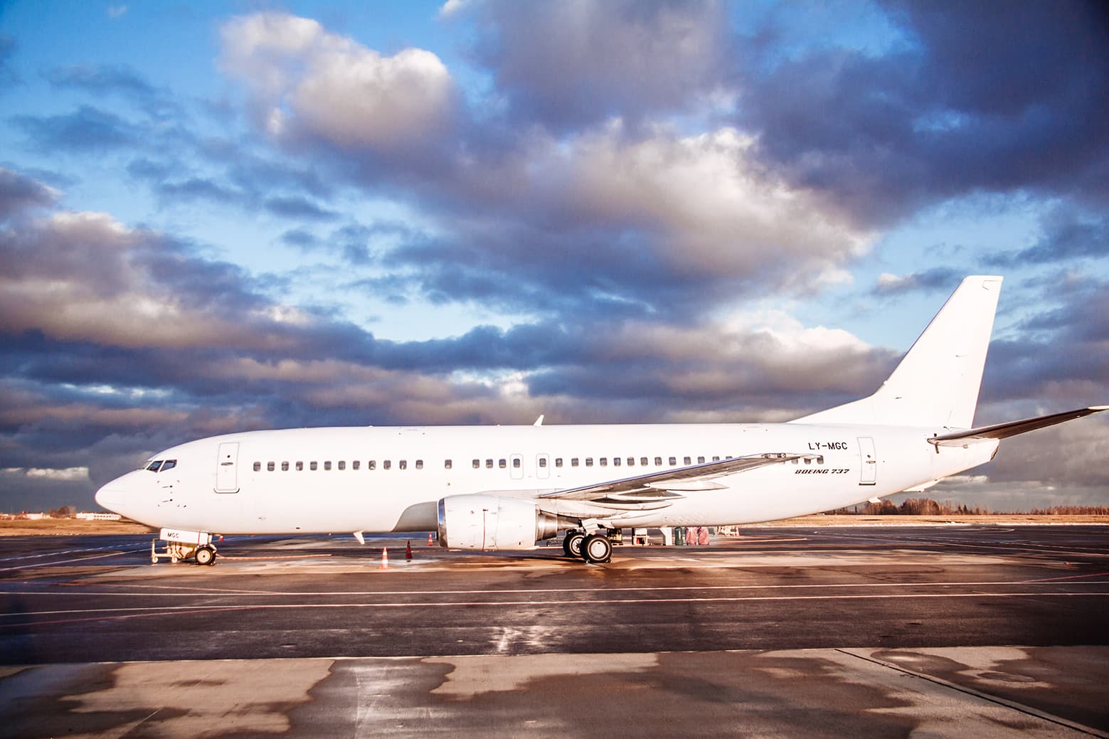 Boeing 737-400 LY-MGC