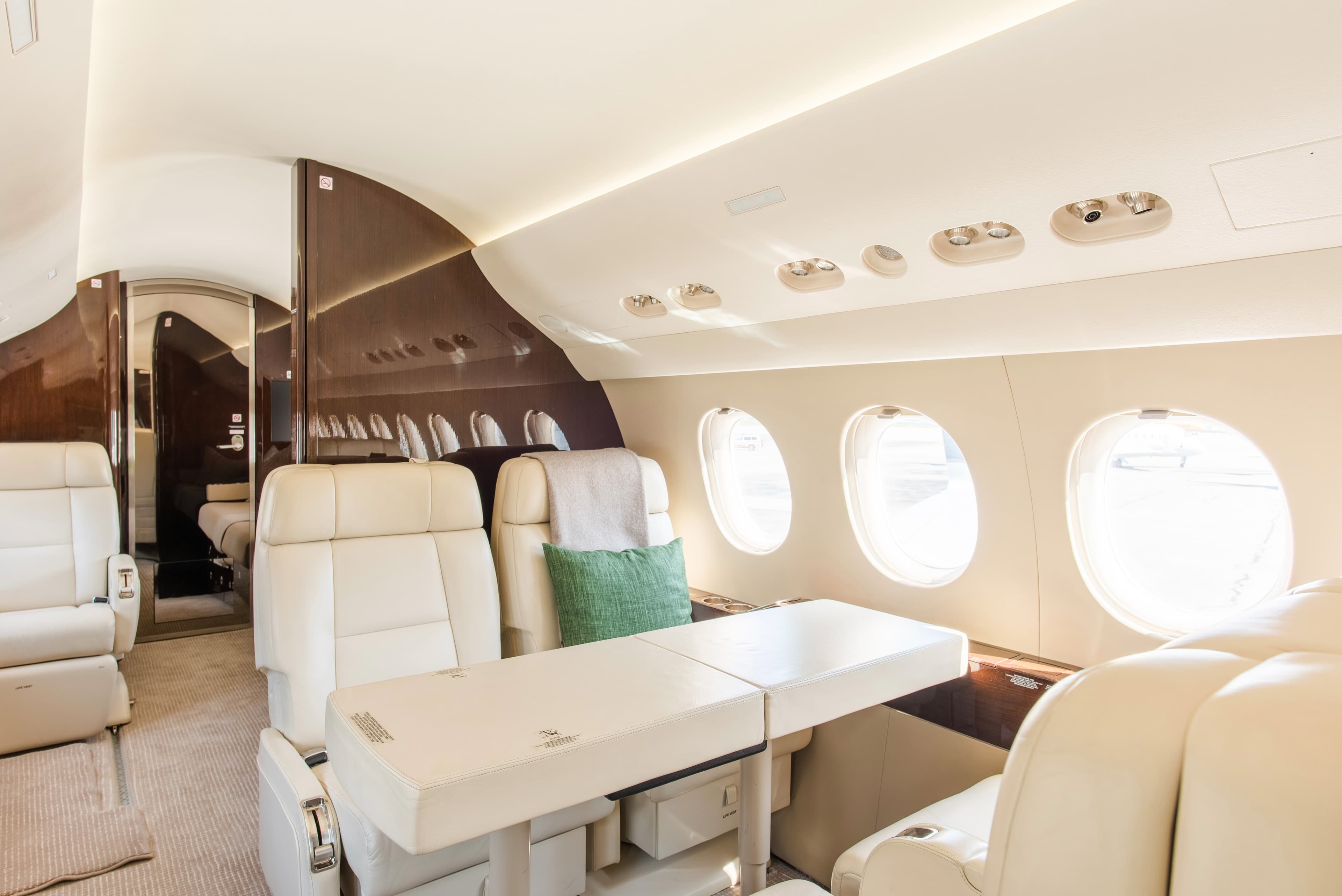 Falcon 7X M-LJCR