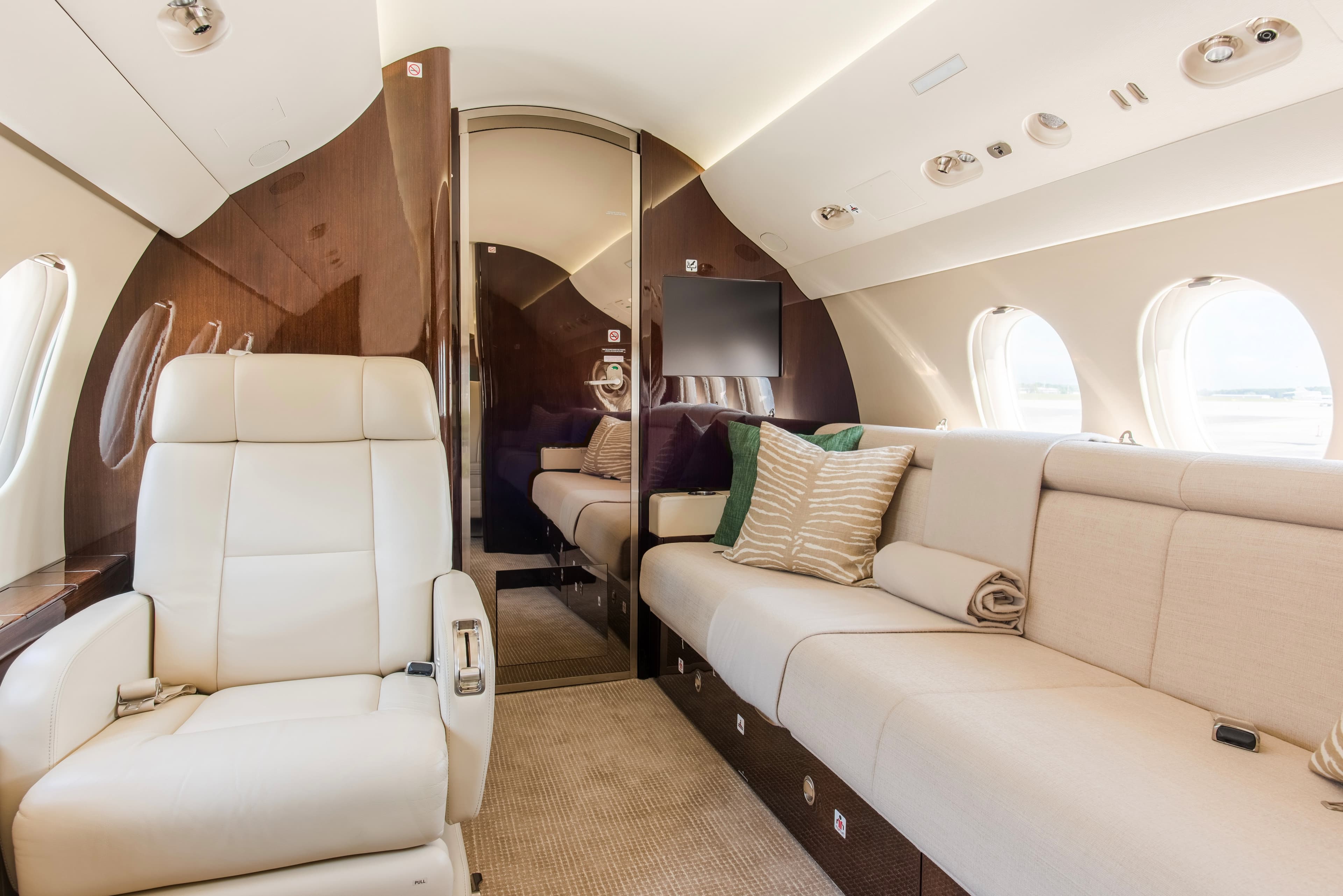 Falcon 7X M-LJCR