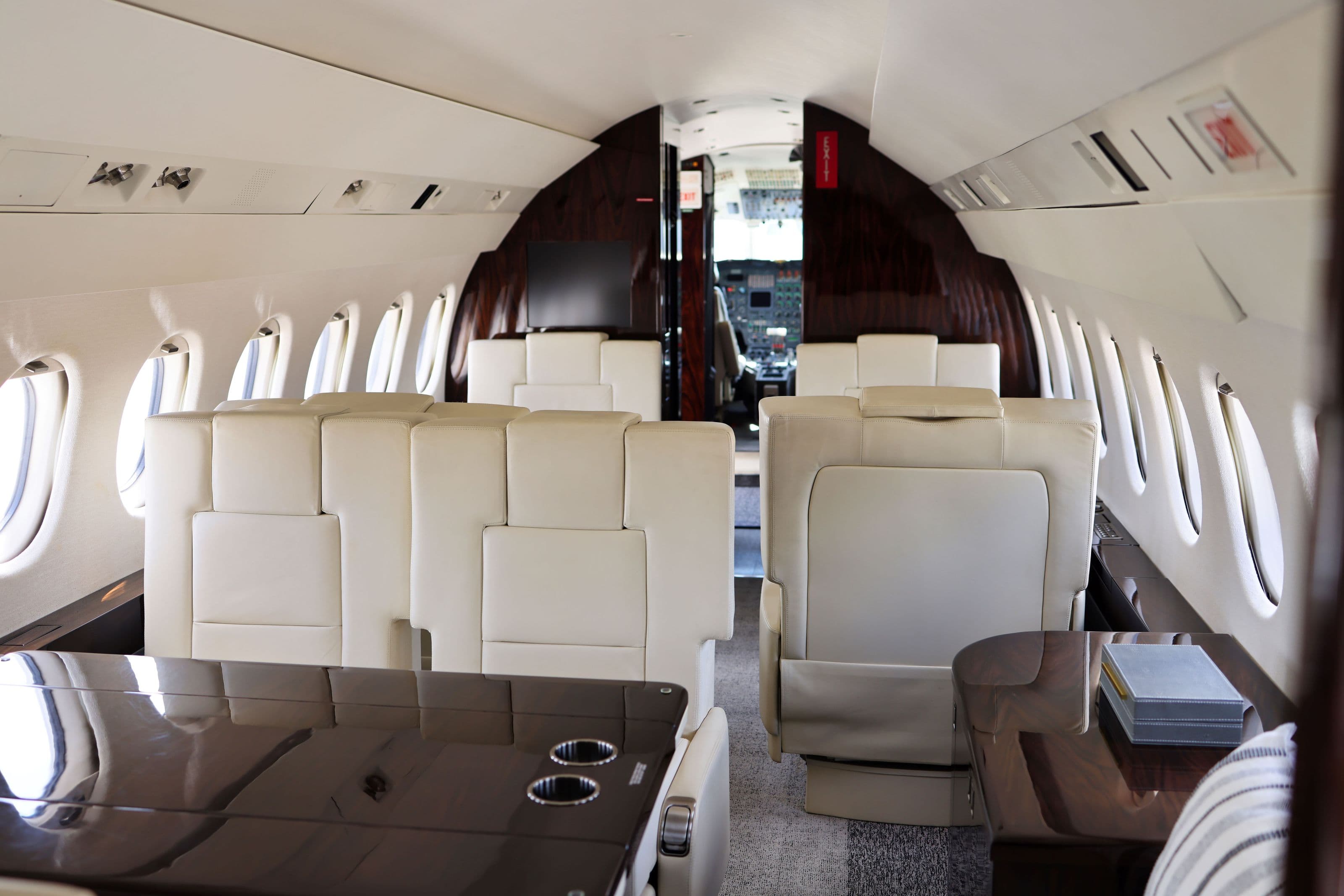 Falcon 900 N100UP