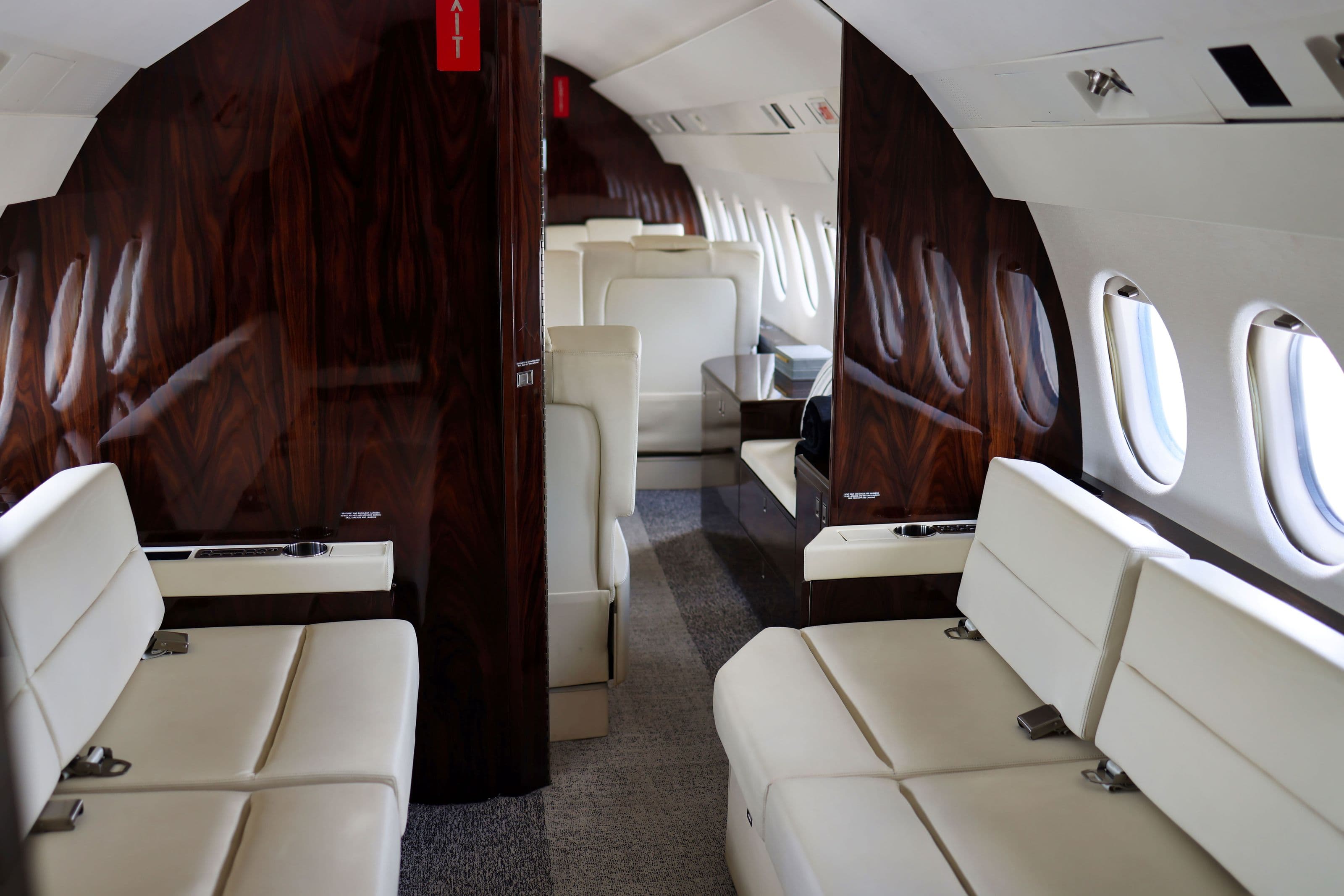 Falcon 900 N100UP