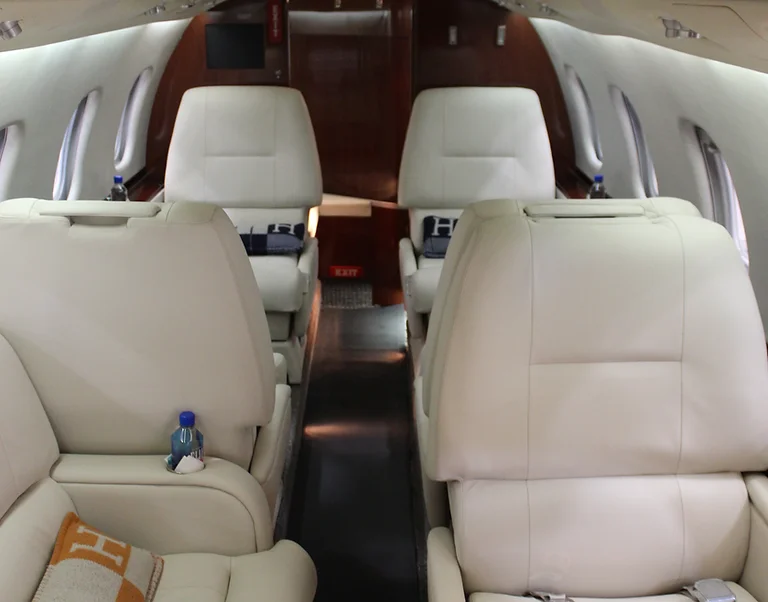 Learjet 60 N11AM