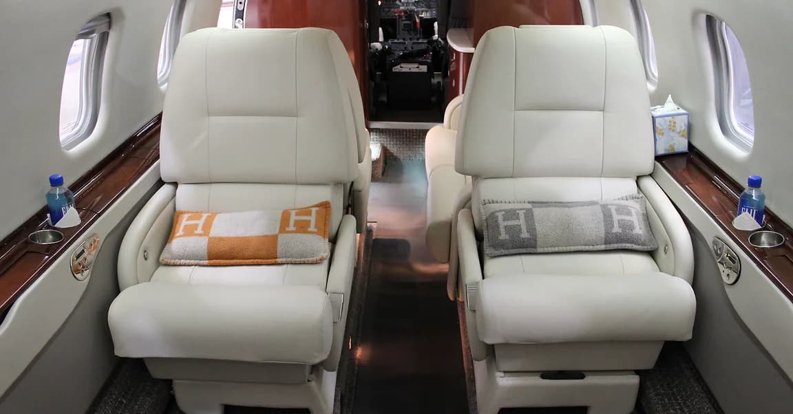 Learjet 60 N11AM