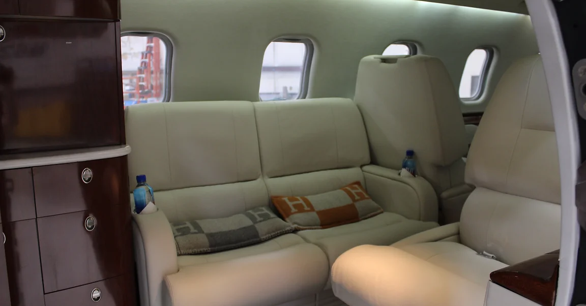 Learjet 60 N11AM