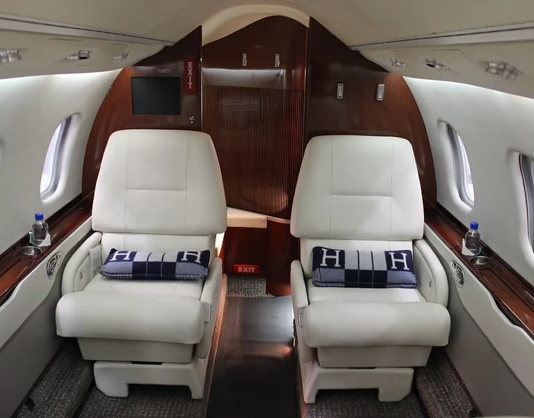 Learjet 60 N11AM