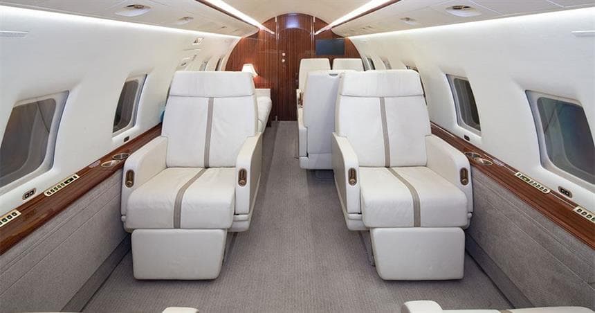 Challenger 604 N135SM