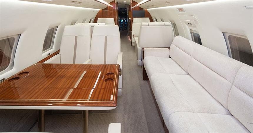 Challenger 604 N135SM