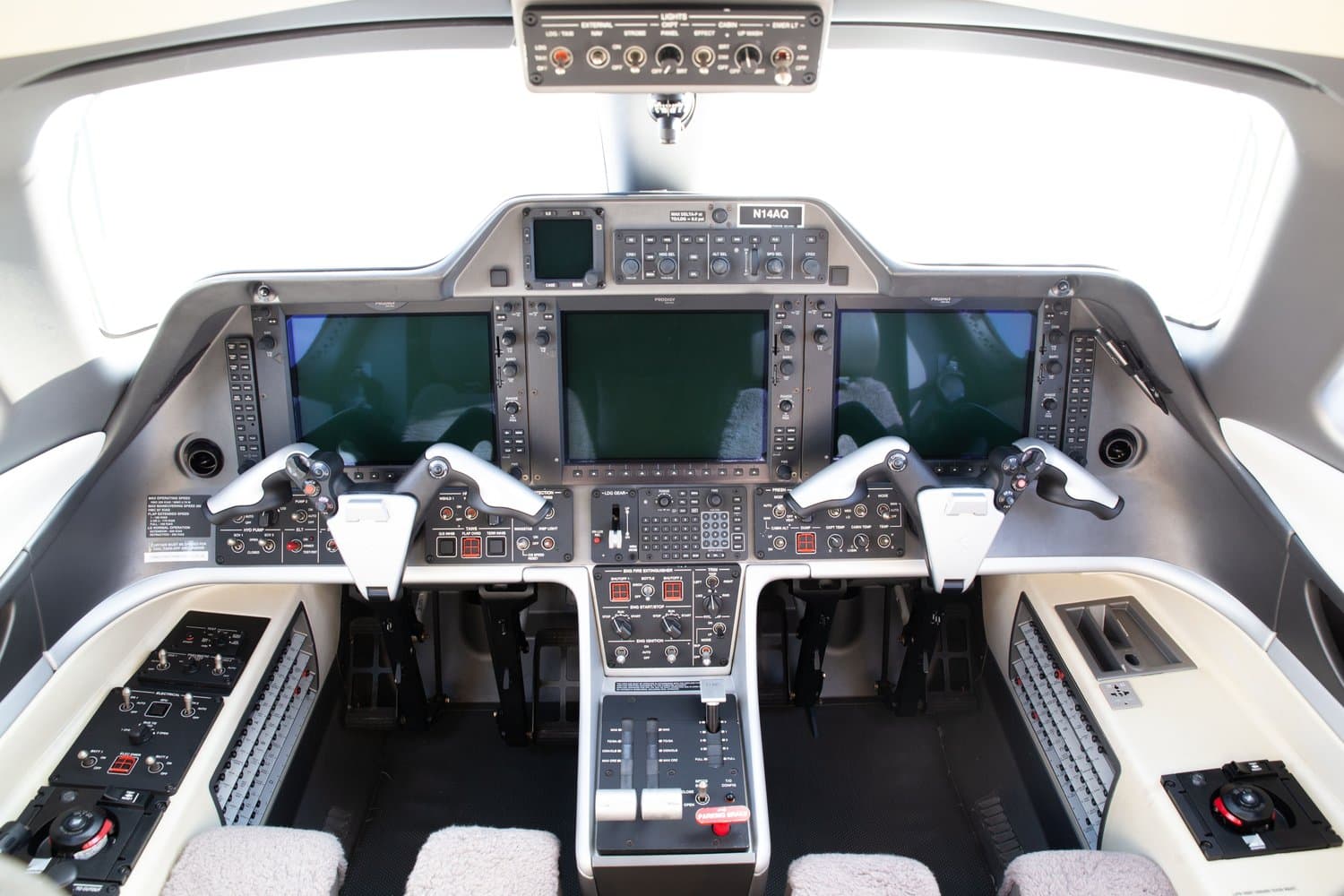 Embraer Phenom 300 N14AQ