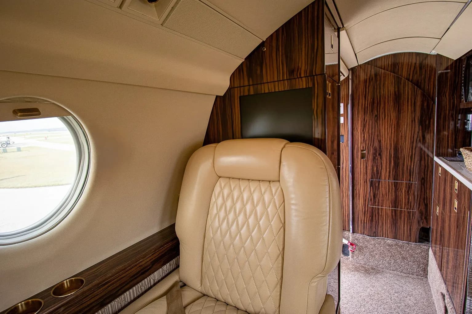 Falcon 50 N156RE