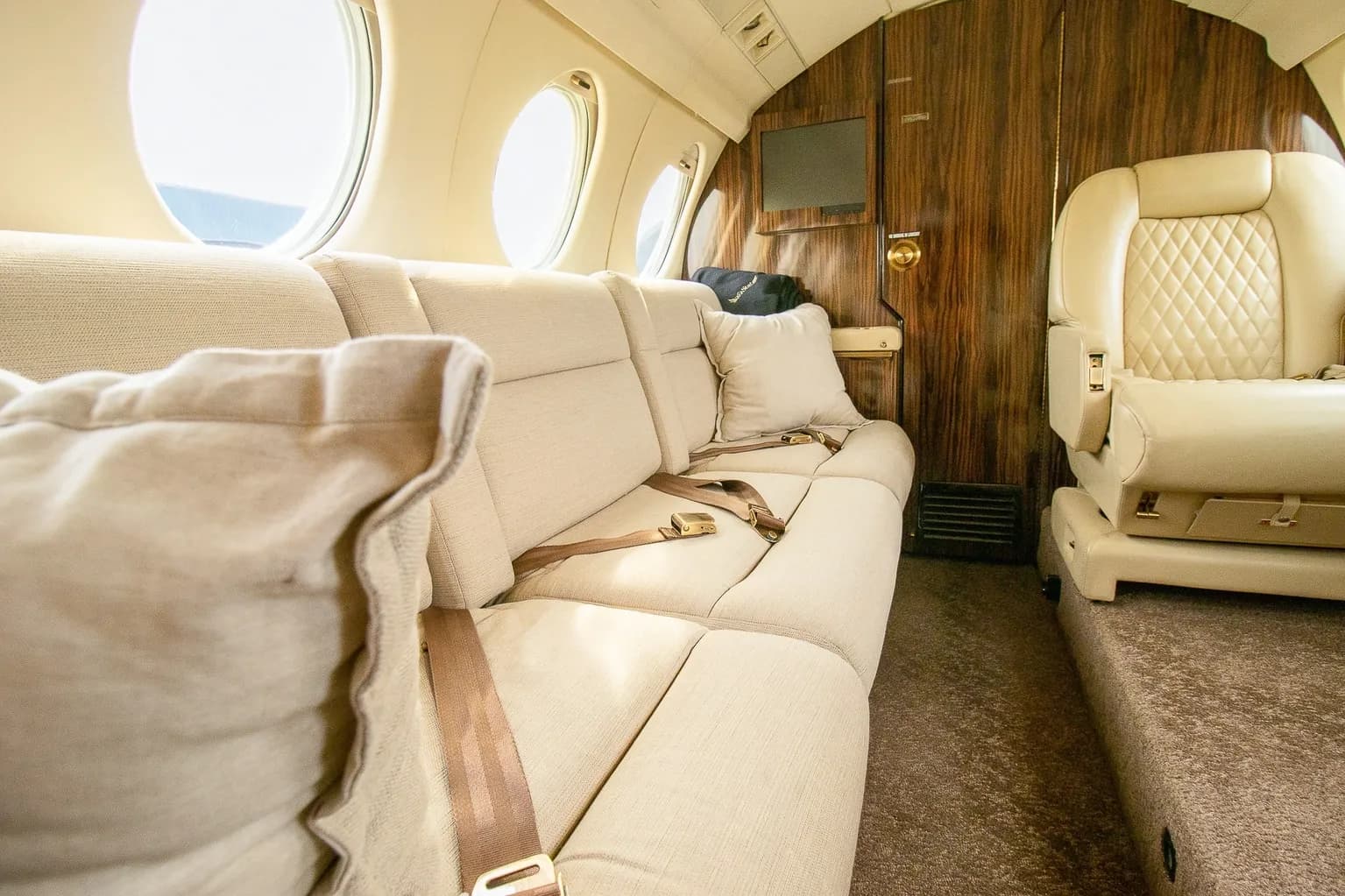 Falcon 50 N156RE