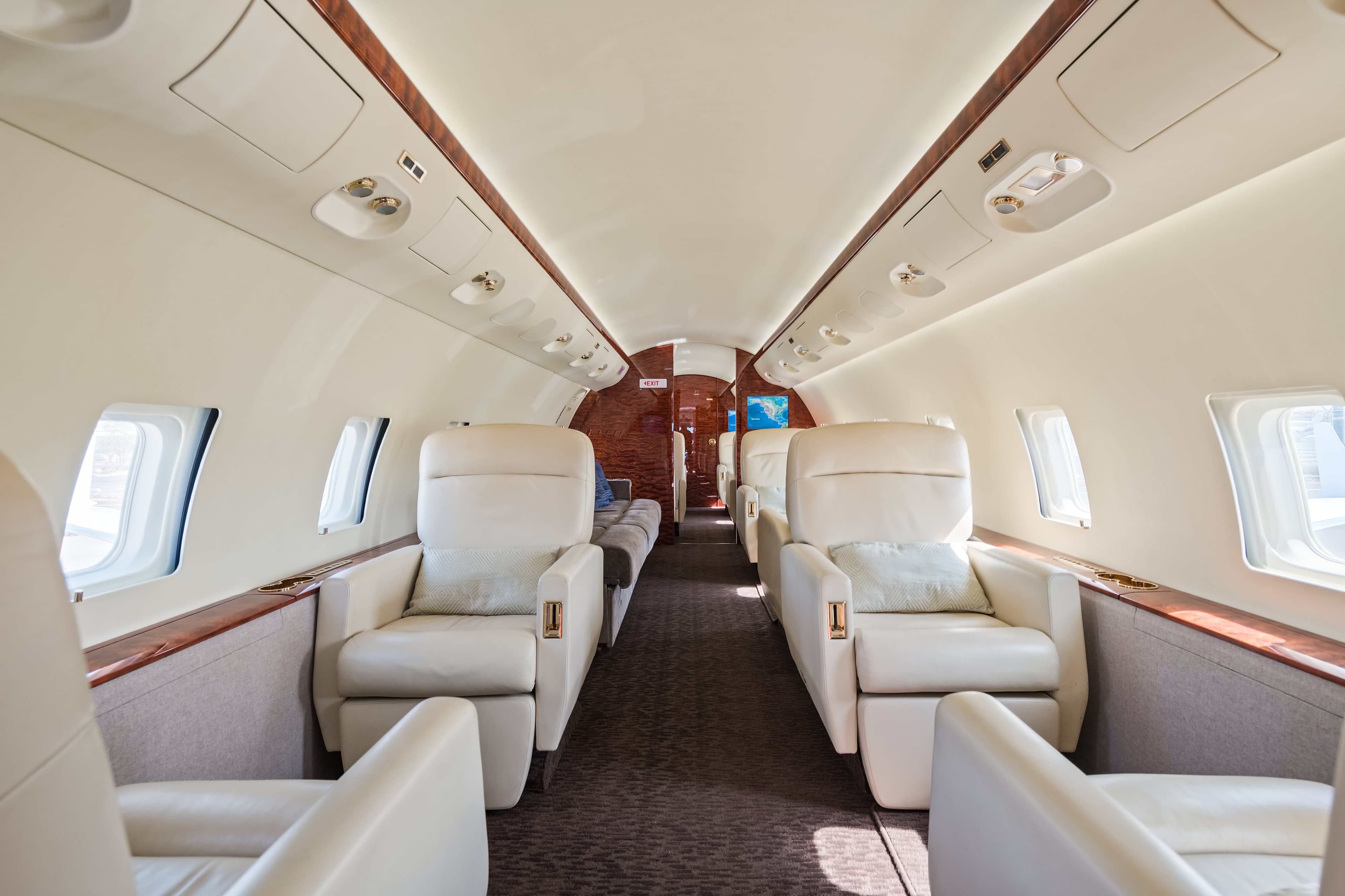 Challenger 850 N168SW