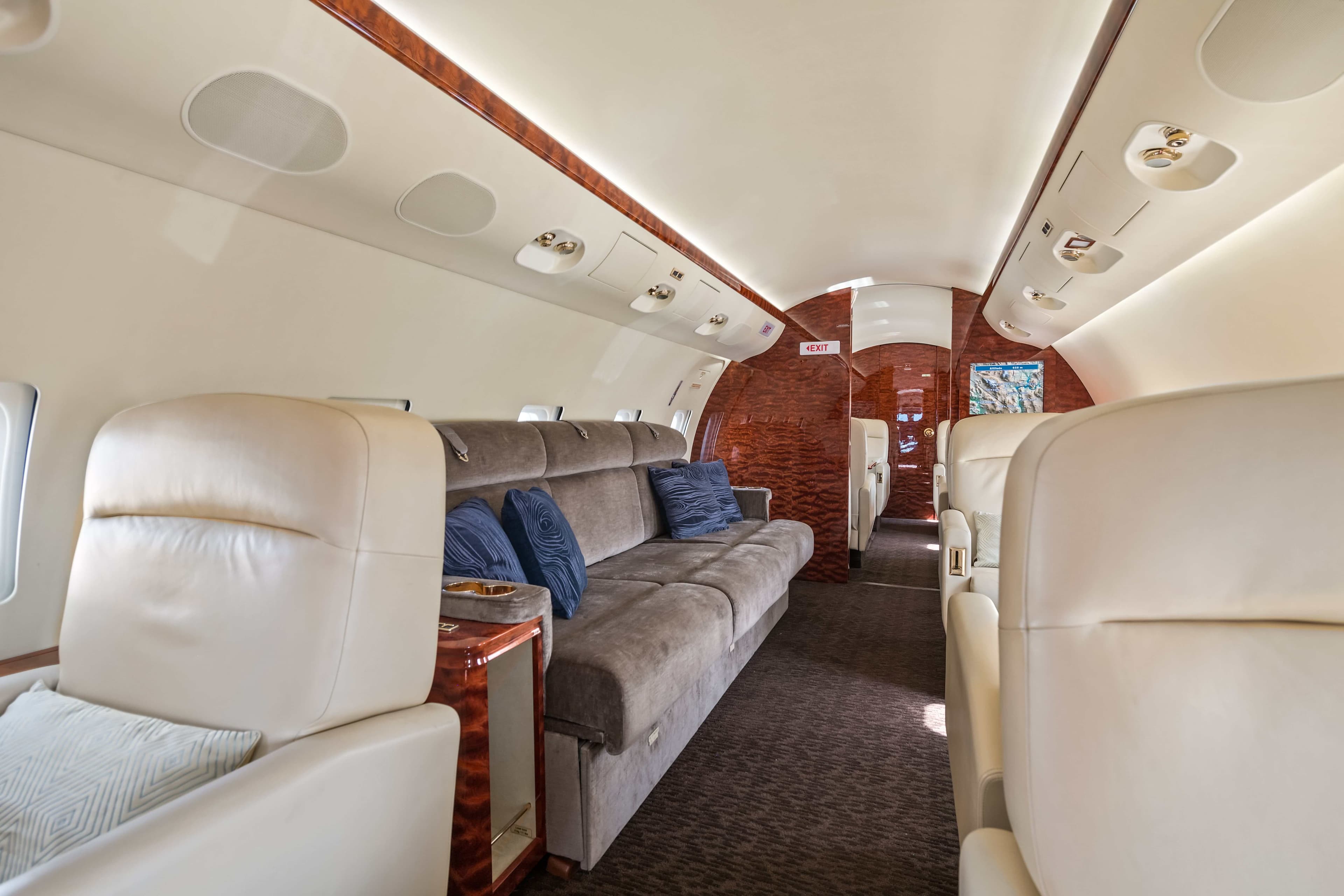 Challenger 850 N168SW