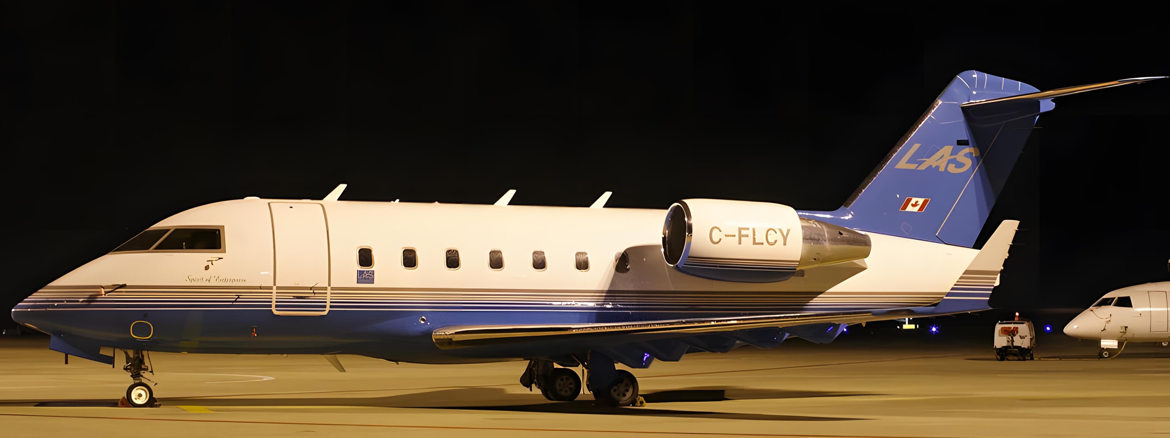 Challenger 604 N1821U